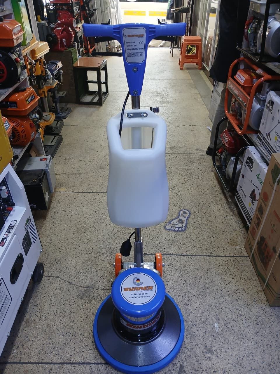 0a968d00-951a-4943-99bd-f0cc38c541c1 Runner electric floor scrubber 1100W - Image 1