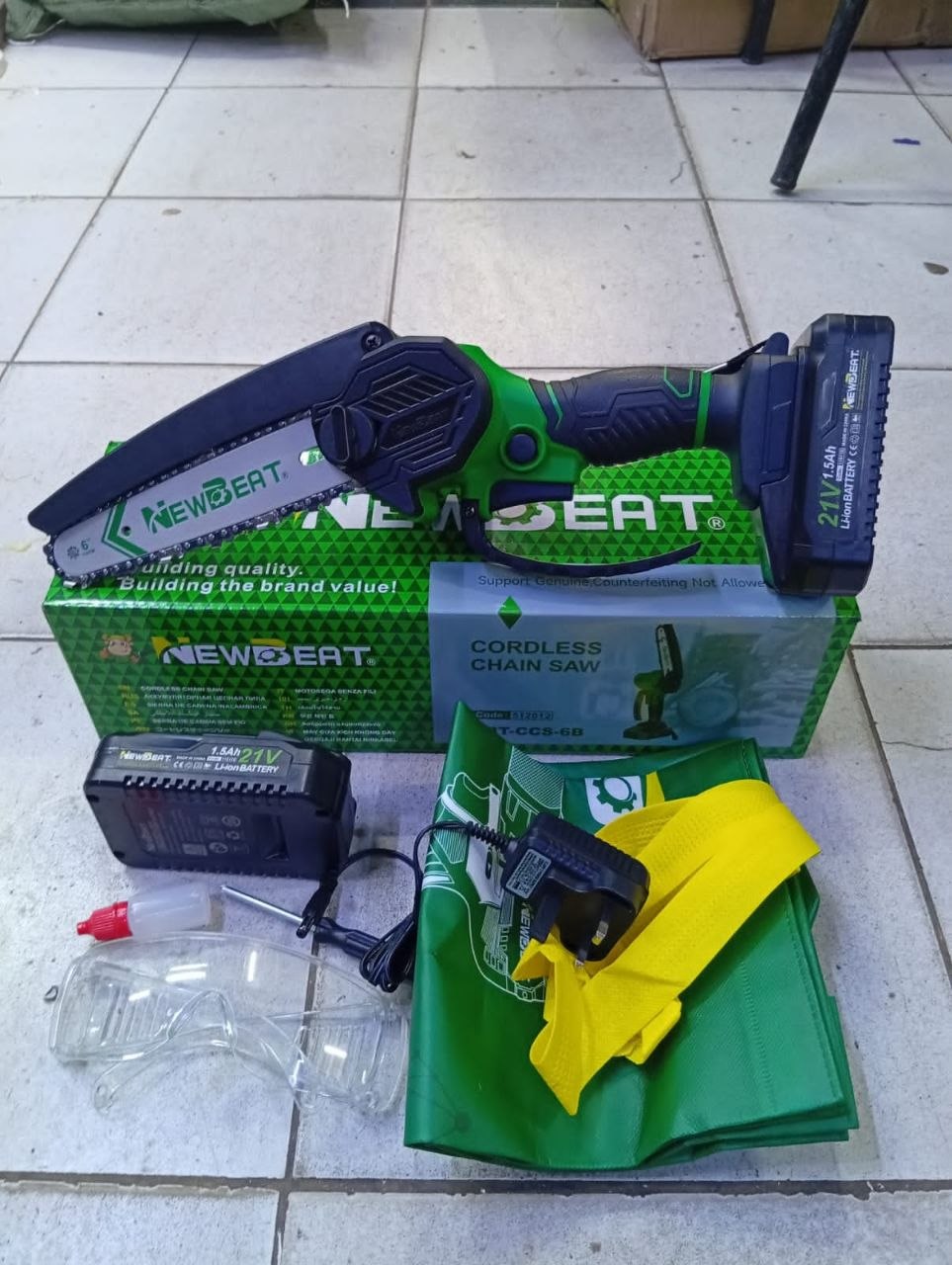 68363910-6443-4dca-9fe1-2670f63bf6c1 Newbeat 6-inch cordless chainsaw - Image 1