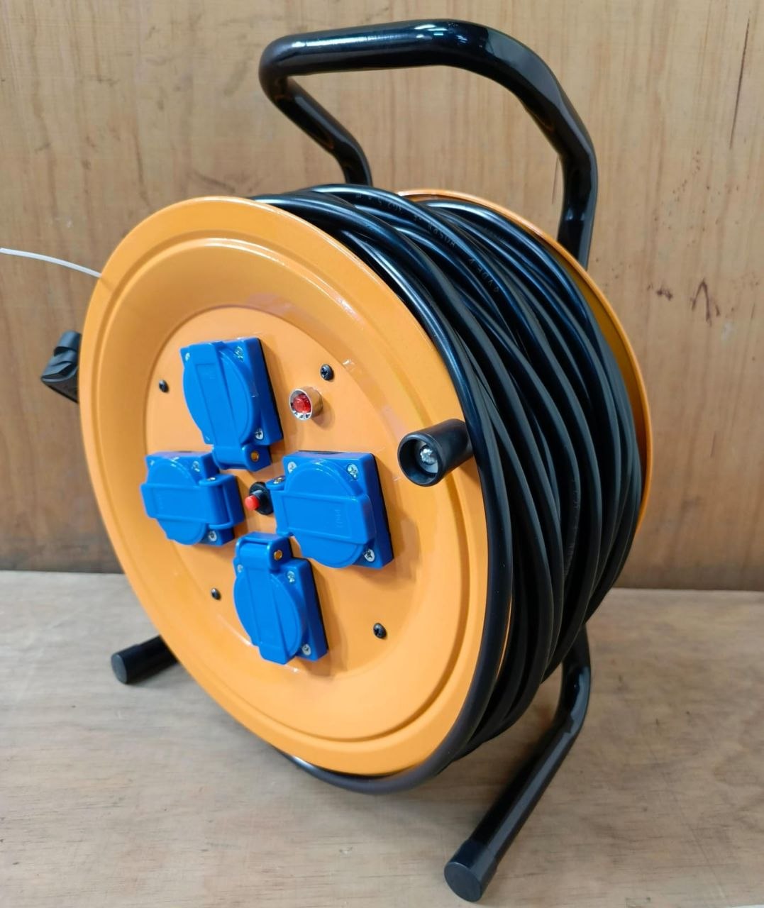 b1100e03-d0f1-4f4a-b26d-07da38e2807d Industrial-style extension cable reel 2.5m by 50m - Image 1