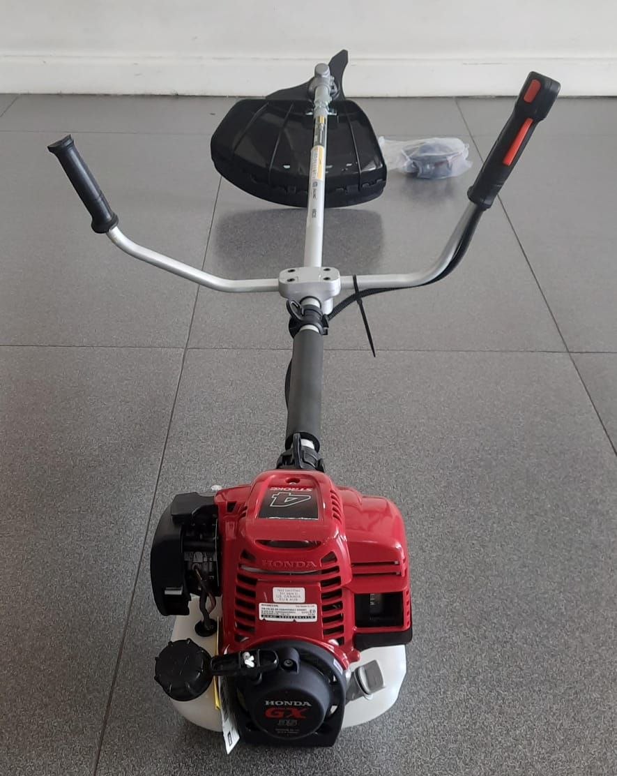 f2aba0cf-42c5-4be5-82a4-c4765a94aee8 HONDA Brush Cutter 4 stroke GX35 with 2 blades - Image 1